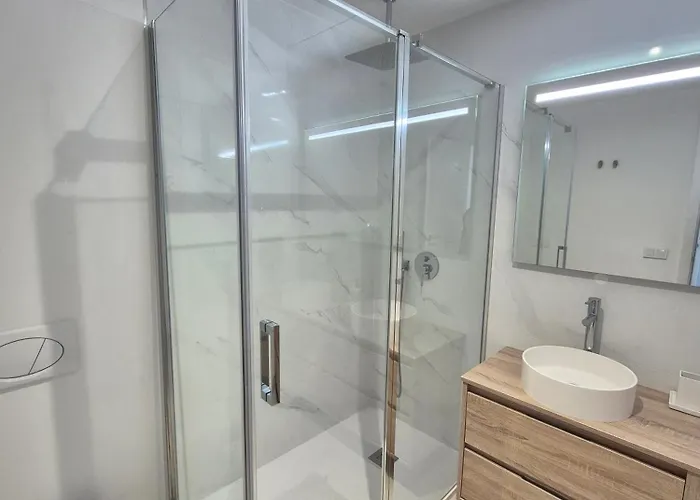 Happy Travel Lily Higueron Фуэнхирола